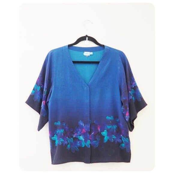 !! Ecru Blue Purple Floral Short Sleeve Button Up 100% Silk Blouse sz S - Picture 1 of 6